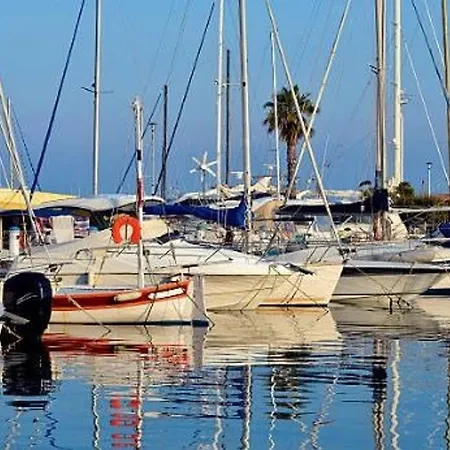 Moderne Avec Terrasse, Parking Et Proche Au Lavandou - 2 Etoiles - Fr-1-251-331 * Le Lavandou