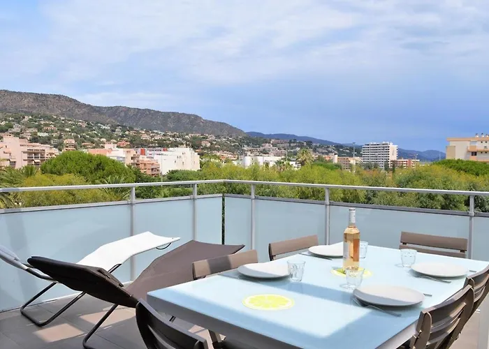 Апартаменты Spacieux Appt 3 Pieces Avec Terrasse Et Parking Au Lavandou - Fr-1-251-331 *