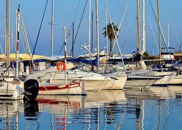 Spacieux Appt 3 Pieces Avec Terrasse Et Parking Au Lavandou - Fr-1-251-331 * Ле-Лаванду